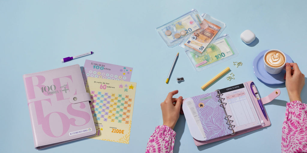 Niño decidiendo entre un capricho y una necesidad junto a una libreta de ahorro infantil