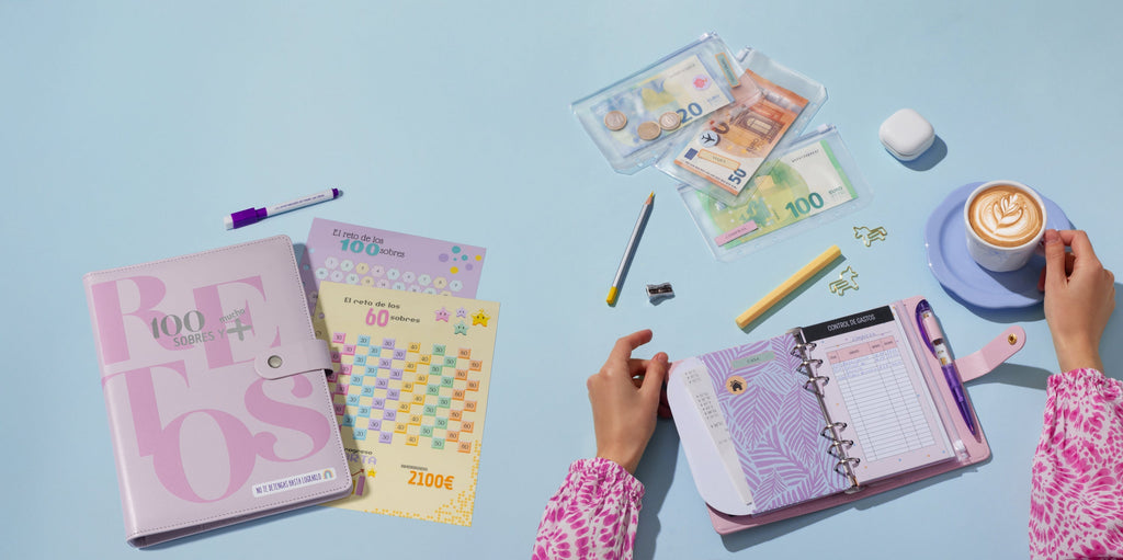 Pareja organizando juntos su presupuesto mensual con libretas de ahorro